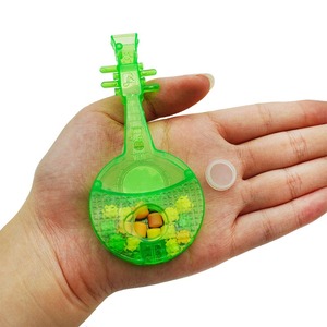 Venta al por mayor de fábrica: Cajas de plástico translúcido de 10.8 cm con forma de guitarra/pipa para dulces, juguetes, novedades y almacenamiento. - Product Image 2