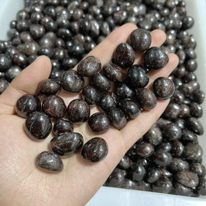 Cristallo naturale di alta qualità <span class=keywords><strong>granato</strong></span> burattato ghiaia pietra nera e rossa per la creazione di gioielli - Product Image 1