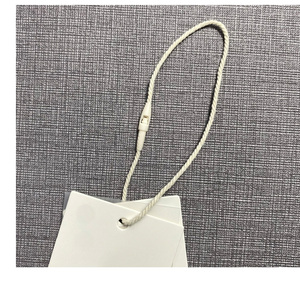 Tùy Chỉnh Thân Thiện Với Môi Logo Đu Thẻ Giấy May Tag Nhà Sản Xuất Chuyên Nghiệp Tùy Chỉnh Logo Giấy Quần Áo Treo Thẻ - Product Image 4