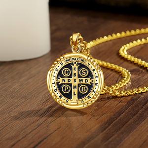 Collier pendentif Saint Benoît en cuivre plaqué or 18 carats, émail noir double face, vente en gros, bijoux catholiques d'exorcisme pour hommes et femmes - Product Image 4