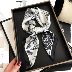 وشاح نسائي مربع الشكل من البوليستر والساتان الحريري بتصميم عتيق مطبوع رقمياً متعدد الاستخدامات للحماية من الشمس في الربيع - Product Image 1