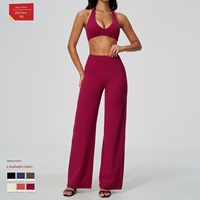 Nouvel ensemble de yoga uni brossé avec débardeur à col licou, rembourrage intégré, design rehausseur de hanches et gainant ventre plat, tenue de sport décontractée coupe boot-cut