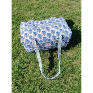 Sac de voyage matelassé en coton imprimé à la main, léger, avec intérieur spacieux et design élégant, parfait - Product Image 2