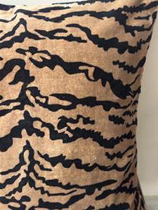 Funda de Almohada de Terciopelo, Estampado de Tigre, Decoración para el Hogar en Color Taupe, Fundas de Almohada de Terciopelo Atractivas y Populares - Product Image 2