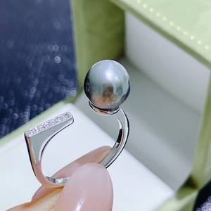 Bague ouverte classique avec perle baroque blanche naturelle de Tahiti, bijou de mode assorti - Product Image 3