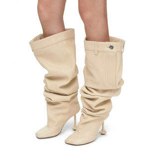 Botas altas de mujer con tacón alto, punta cuadrada, estilo holgado, con botón metálico y parte superior plisada, ajuste ancho hasta la rodilla - Product Image 6