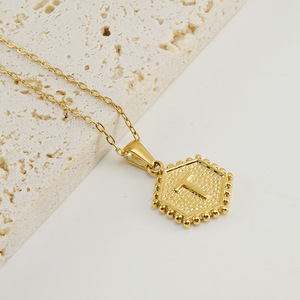 Collar con Colgante de Letra Hexagonal de Acero Inoxidable Chapado en Oro PVD de 18K |   Elegante Gargantilla con 26 Letras del Alfabeto Inglés para Mujer - Product Image 5