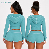 Ensemble deux pièces sportswear femme été 2026 en tricot gaufré uni, personnalisable, respirant, à manches longues, avec capuche, short et ceinture zippée