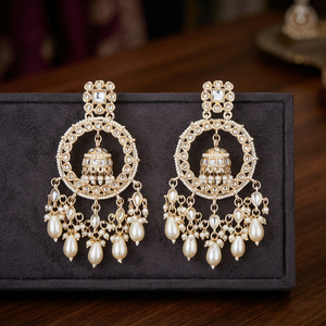 Pendientes Jhumki de Latón con Imitación de Perla y Topacio, Estilo Clásico, Elegante y Moderno, con Baño de Oro, 110077 en Color Blanco, Regalo de Boda - Product Image 3
