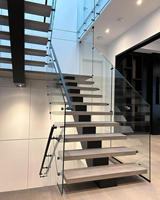 Escalier monodirectionnel VIKO au design moderne et minimaliste avec rampe en verre, à montée ouverte et droit, idéal pour villa, appartement et usage intérieur.