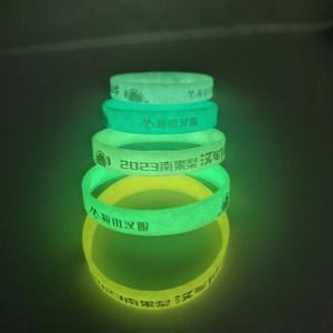 Bracelets en silicone personnalisés par le fabricant, lumineux, religieux, tissés, gravés, imprimés à l'écran, brillants, pour usage promotionnel - Product Image 1