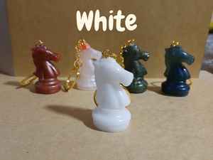 Porte-clés élégant en résine avec accents décoratifs intégrés, finition lisse, accessoire durable, parfait pour organiser les clés et les ajouter - Product Image 3