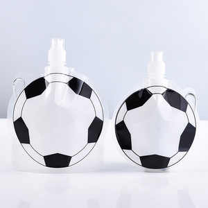 500ml biểu tượng tùy chỉnh hình dạng bóng đá chất lỏng trong suốt Túi vòi với nắp Carabiner đứng lên túi nước giải khát chai nước uống - Product Image 6