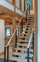 Escalier en colimaçon sur mesure en acier inoxydable à double poutre avec marches en bois massif, système de rampe intérieure pour maison de luxe