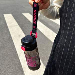 Bouteille d'eau de sport en plastique colorée personnalisée, 700 ml, 23 oz, sans BPA, en PE, avec corde portable, pour la motivation à la remise en forme - Product Image 5