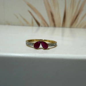 Bague en or massif 10K avec rubis naturel taille poire, pierre précieuse authentique, alliance délicate sertie de diamants, bijou élégant, cadeau pour elle - Product Image 1