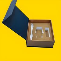 Boîte cadeau avec insert en mousse profilée sur mesure et décoration en relief