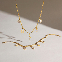 Ensemble collier et bracelet avec pendentif géométrique en acier inoxydable plaqué or 18 carats et zirconiums cubiques, hypoallergénique, délicat et minimaliste, pour femmes.