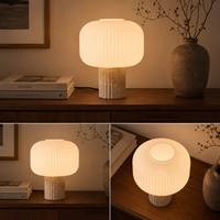 Lampe de table en pierre de travertin nordique avec abat-jour en verre opale côtelé, prise personnalisée, lumière de table de luxe pour projet hôtelier et villas