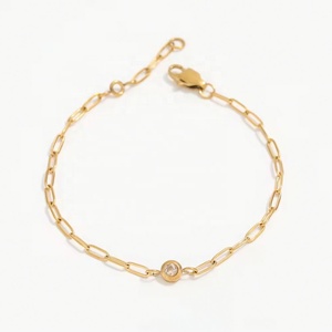 กำไลข้อมือแบบโซ่คลิปหนีบกระดาษประดับมุกน้ำจืด สแตนเลสสตีลชุบทอง 18K PVD กันน้ำ ดีไซน์ทันสมัย สำหรับทุกเพศ ขายส่ง - Product Image 1
