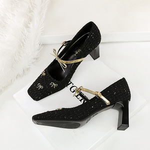 Zapatos Mary Jane Talons color caqui con correa dorada con lazo, punta cuadrada sofisticada y tacón grueso para mujer - Product Image 5