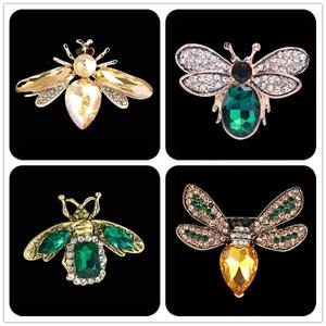 Broche mignonne petite abeille insecte Broche de revers haut de gamme - Product Image 2