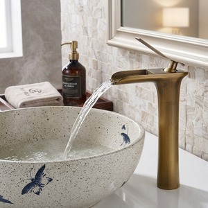 Serie di Rubinetti da Bagno Premium in Ottone: Design a Cascata e a Collo Alto in Ottone Anticato, Oro e Cromo per Progetti di Lusso - Product Image 6