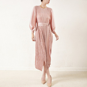 Đầm nữ chất lượng cao kiểu mới 2024, chất liệu vàng ánh kim, xếp ly, phong cách thông minh lịch sự, tay dài, cổ rộng, dáng <span class=keywords><strong>midi</strong></span>, thanh lịch, tự nhiên - Product Image 4