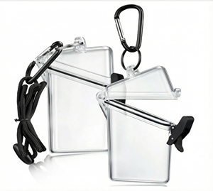 Étui porte-<span class=keywords><strong>badge</strong></span> d'identification étanche en ABS avec design vertical transparent, cordon, mousqueton et porte-clés, construction durable anti-écrasement - Product Image 1