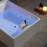 Baignoire de massage moderne de luxe en acrylique, idéale pour spa intérieur, avec panneau de commande lumineux pour rideau d'eau aux épaules et au cou