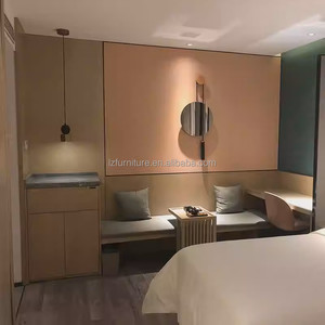 Ensemble de chambre à coucher économique pour hôtel : lit en bois, tables de chevet, tête de lit, bureau, chaise, armoire, console TV pour mobilier d'hôtel 3 étoiles - Product Image 4