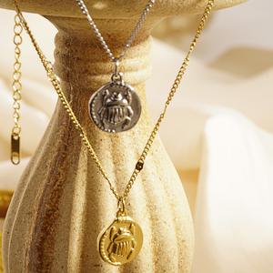 Una piccola collana con ciondolo rotondo di antico scarabeo egiziano, un ciondolo personalizzato in acciaio inossidabile e una clavicola - Product Image 2