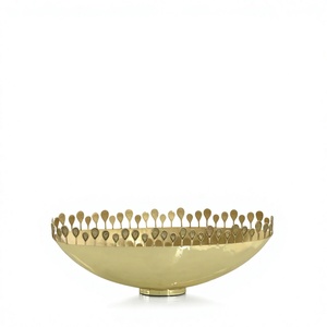 Tazón de servir de metal dorado con base de pedestal con diseño de hojas para decoración de mesa de comedor, tazones de ensalada de lujo de forma redonda en venta - Product Image 1
