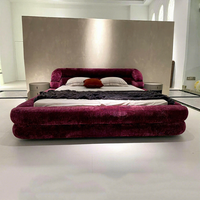 Modernes Luxuriöses Gepolstertes Bettgestell Übergroßes Wolkenbett King Size Queen Doppelbett in Burgunderrotem Plüschstoff für Villen