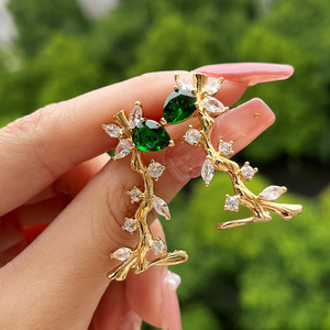 Orecchini a clip con rami floreali da donna, stile fresco e naturale, gioielli alla moda, accessorio elegante per l'uso quotidiano - Product Image 2