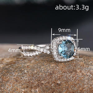 Anello di Fidanzamento Minimalista con Zirconi per Donne, Gioiello Elegante e di Lusso - Product Image 4