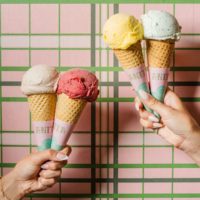 Kit complet d'emballage personnalisé pour crème glacée : manchons imprimés sur mesure, gobelets en papier et bacs à gelato pour chaînes de desserts