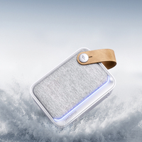1MORE Enceinte Portable 5.4 avec Sangle en Cuir, Design en Plastique Noir et Blanc, Étanche IP67, Batterie, LED RGB pour Utilisation Extérieure