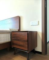 Chevet de chambre à coucher moderne en bois massif naturel brun clair de luxe fait à la main, écologique, avec tiroirs réglables