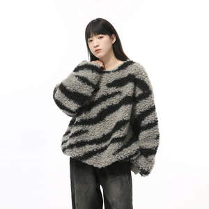 Vêtements pour hommes |   Nouveau pull en polaire polyester pour l'automne, coupe ample et ajustée, épaissi, à rayures zébrées, en peluche d'agneau, anti-rétrécissement, taille unique - Product Image 4
