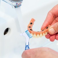 Brosse de nettoyage pour prothèses dentaires, poils multicouches, brosse pour fausses dents, poils et poignée ergonomique en caoutchouc, outil de soins bucco-dentaires