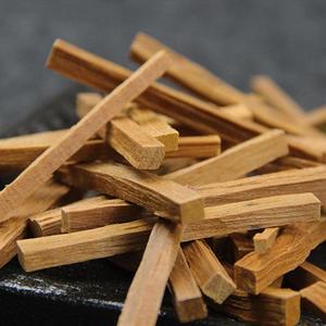 50 g/sac 7.5cm copeaux de bois de santal naturel petites bûches de <span class=keywords><strong>résine</strong></span> de décor irrégulière pour la maison bâtons de bois <span class=keywords><strong>encens</strong></span> W0K9 - Product Image 3