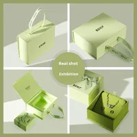 Boîte cadeau magnétique pliable sur mesure verte avec couvercle rabattable pour bijoux, montres et lunettes, avec options personnalisées, modèle ECILY-01