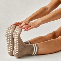 Chaussettes de Pilates personnalisées antidérapantes avec logo en silicone en forme de cœur pour femmes