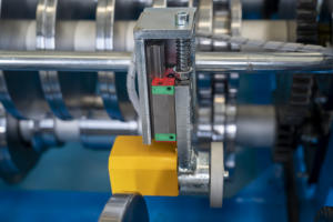 FORWARD Máquinas formadoras de rollos de costura de pie a medida para sus necesidades - Product Image 4