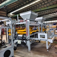 Machine de fabrication de blocs de béton hydraulique entièrement automatique pour la production de blocs creux et de briques solides QT5-15