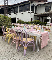 Tragbares Party-Set mit Gebogenen Holzstühlen und Tisch in Blumenform für Innen- und Außenbereich, Geburtstagsfeiern und Eventverleih