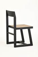 Chaise de salle à manger moderne en bois de frêne, rotin et acier, taille compacte, assise tressée et dossier ouvert