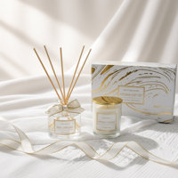 Ensemble cadeau diffuseur à bâtonnets d'aromathérapie en marbre blanc avec logo personnalisé et bougie parfumée dans un coffret cadeau doré pour la maison (vente en gros)