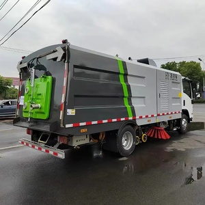 Camión barredor de calles multifunción ISUZU KV100 4x2 de 7.5cbm con tanque de agua - Product Image 1